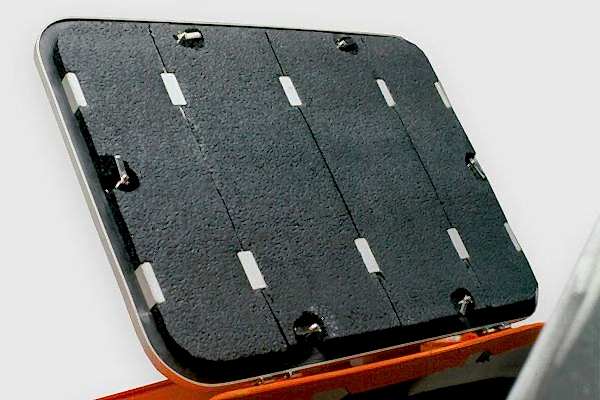 Luke eines Rettungsboots mit schwarzem Schallschutzmaterial auf der Innenseite