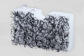 Weiße Polyestervliesplatte stehend mit Drahtgeflecht auf der Oberseite