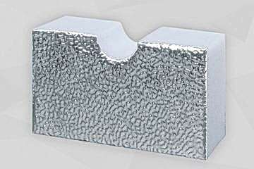 Hellgraue Schaumstoffplatte stehend, mit Aluminiumoberfläche