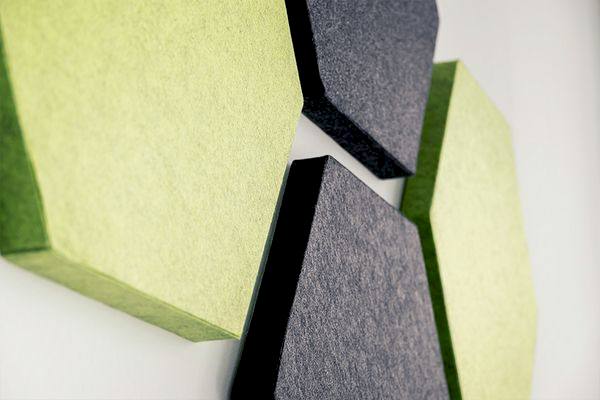 Nahaufnahme von grünen und anthrazitfarbenen Schallabsorbern
