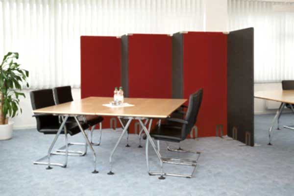 Besprechungsecke mit Roten und Anthrazitfarbenen Stellwänden