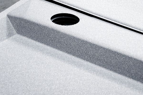 dreidimensional geformtes graues Element mit Ausschnitten