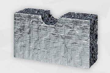 Dunkelgraue Akustikplatte stehend mit Aluminium-Oerfläche