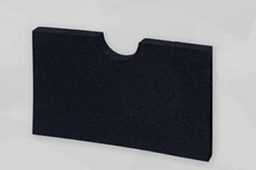 Schwarzes Dichtungsprodukt stehend vor grauem Hintergrund