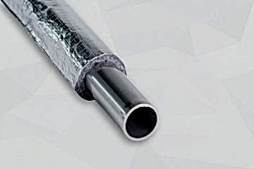 Metallrohr mit einer Rohrisolierung mit Aluminiumoberfläche