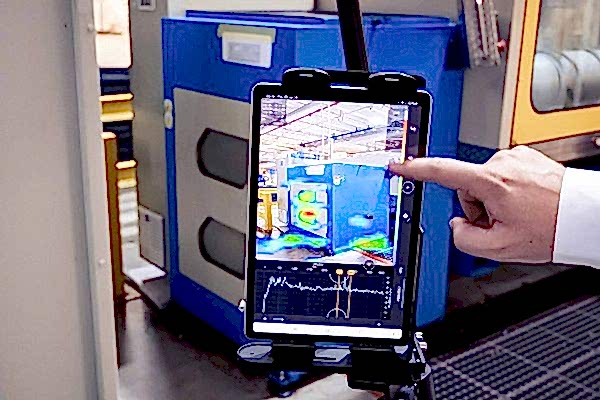 Tablet mit Heatmap, welche Lärmquellen aufzeigt