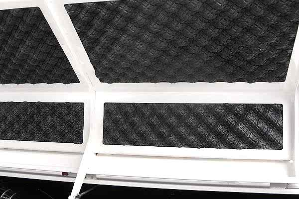 Weißer Kabinendeckel mit eingearbeitetem grauem Noppenschaumstoff