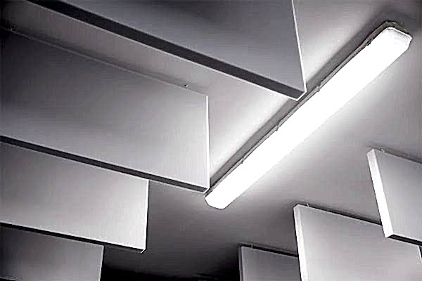 weiße Melaminplatten senkrecht an der Decke abgehängt mit gutem Abstand