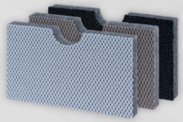 3 dunkelgraue Schaumstoffplatten stehend mit farbiger Oberfläche aus Stoff