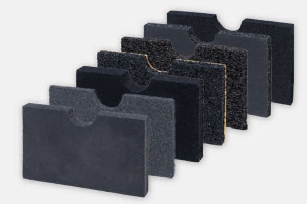 Muster verschiedener grauer und schwarzer Dichtungsprodukte