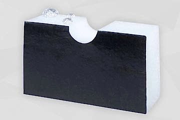 Weiße Polyestervliesplatte mit schwarzer Folienoberfläche und einem Wassertropfen auf der Kante