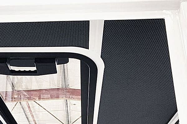 Decke einer metallenen Kabine mit eingebrachtem Schallschutzmaterial