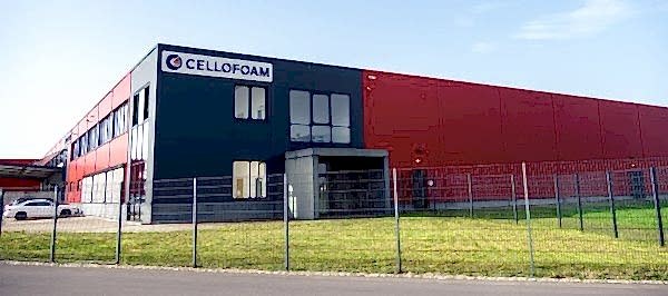 rote Produktionshalle mit Büroteil