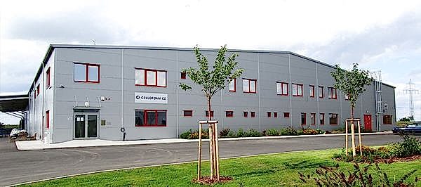 graues zweistöckiges Firmengebäude mit Fenstern