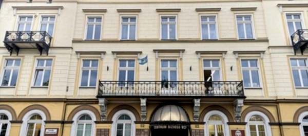 altes beiges Backsteingebäude