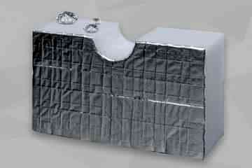 Hellgraue Schaumstoffplatte stehend, mit Aluminiumoberfläche und Wassertropfen auf der Kante