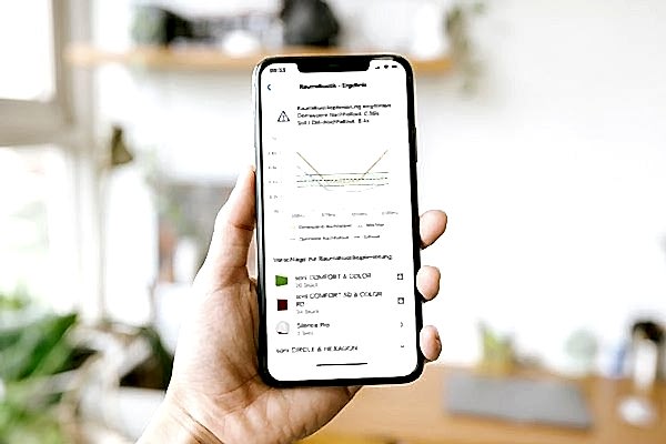 Handybildschirm zeigt Nachhall-Messkurve der soniflex App