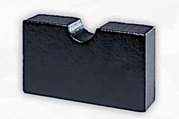 Hellgraue Schaumstoffplatte stehend, mit einer schwarzen Folie ummantelt