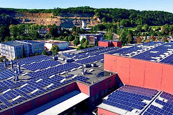 Dach einer Produktionshalle mit unzähligen Solarpanelen ausgestattet