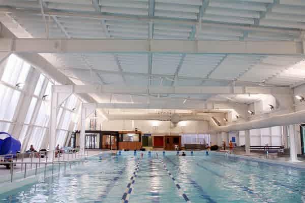 Hallenbad mit einer weißen Decke ausgerüstet mit weißen Akustikplatten