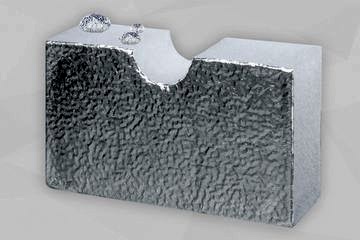 Weiße Polyestervliesplatte mit Aluminiumoberfläche und einem Wassertropfen auf der Kante