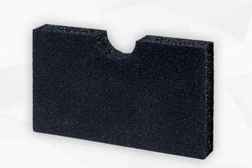 Schwarze Schaumstoffplatte stehend, vor grauem Hintergrund