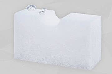 Weiße Polyestervliesplatte mit einem Wassertropfen auf der Kante