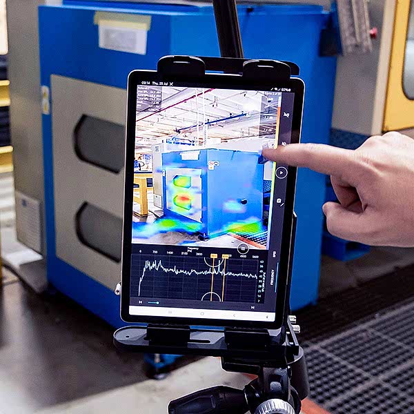 Tablet wird mit Finger bedient und zeigt eine Wärmebildansicht einer Maschine