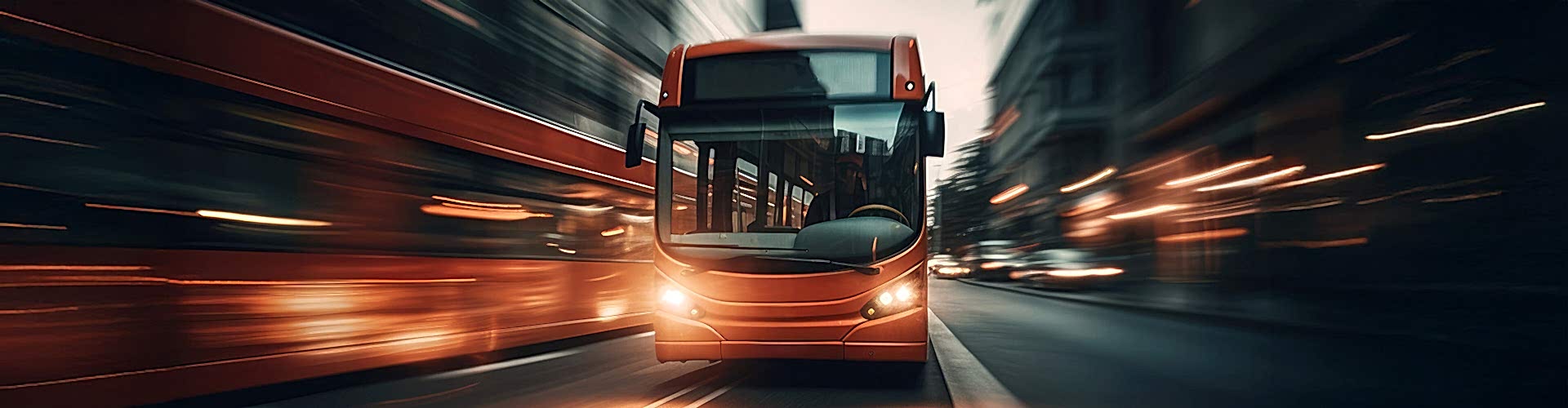 Ein Bus fährt durch eine Stadt bei Nacht