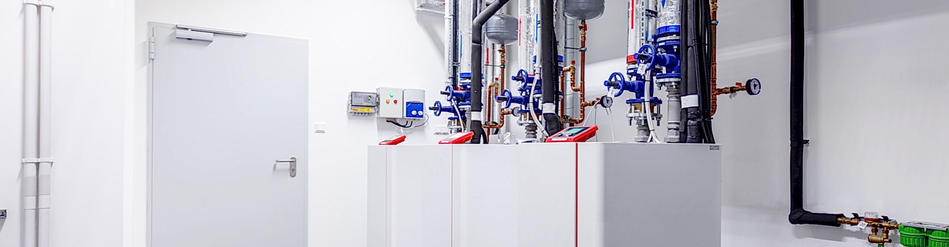 Ein Ansammlung an Klimageräten auf neutralem Hintergrund