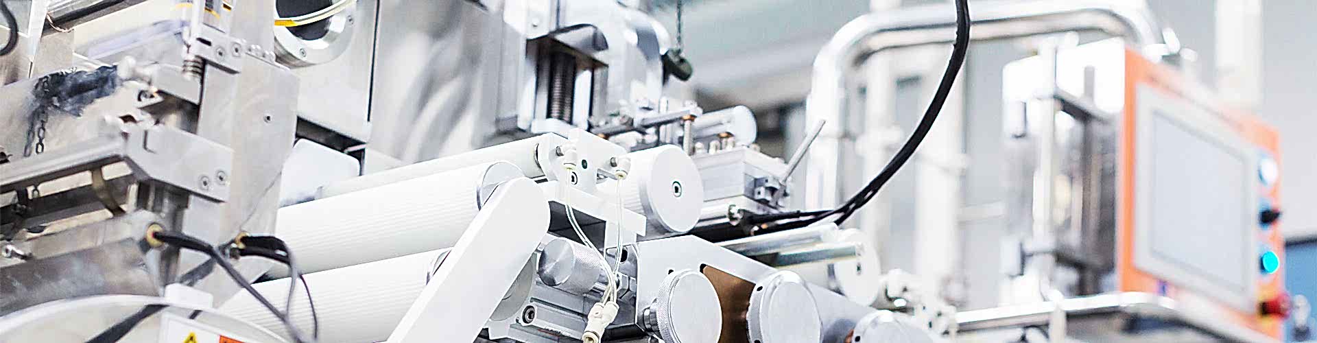 Diverse Rohre und Kabel einer großen Maschine