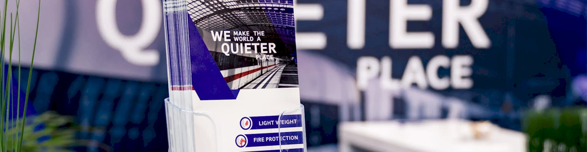 Ein Flyerständer steht auf einem Messetresen