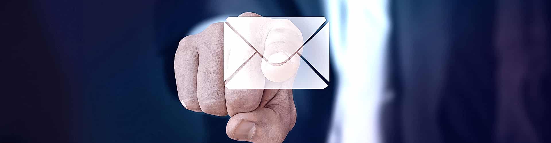 Mann in Anzug zeigt auf eMail Symbol