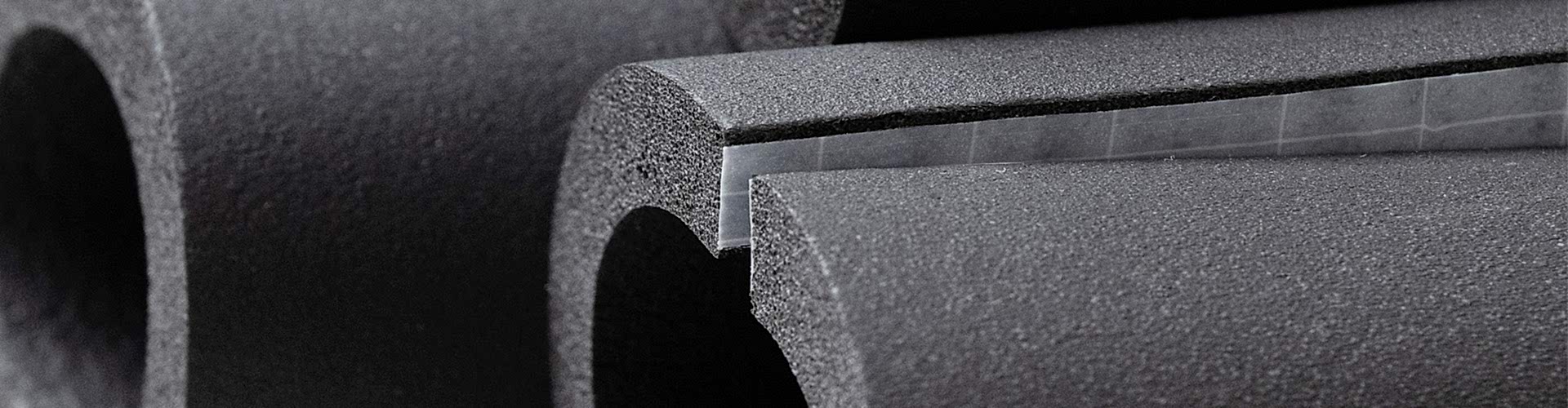 Nahaufnahme von grauen Rohrisolierungen