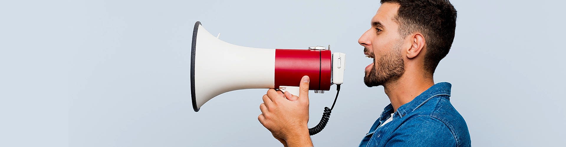 Mann mit Megafon